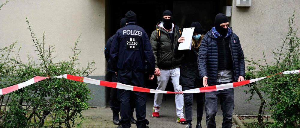 Polizisten durchsuchen die Wohnung der früheren RAF-Terroristin Daniela Klette in Berlin-Kreuzberg.
