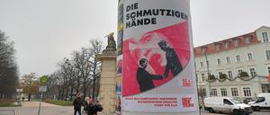 Eines der Werbeplakate des Hans Otto Theaters, die nun als politische Protestaktion neu gestaltet worden sind