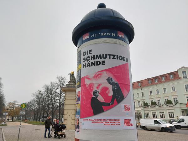 Ein Kulturplakat des Hans Otto Theaters wurde als politische Protestaktion verfremdet.