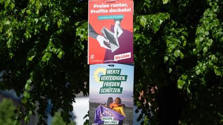 21.04.2024, Berlin: An einer Straßenlaterne hängen Wahlplakate für die Europawahl am 9. Juni. Der Plakatwahlkampf ist am 21. April gestartet. Foto: Christophe Gateau/dpa - ACHTUNG: Nur zur redaktionellen Verwendung im Zusammenhang mit der aktuellen Berichterstattung +++ dpa-Bildfunk +++