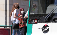 Für Busse und Bahnen gilt eine Maskenpflicht.