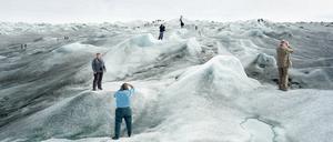 Posieren hat keine Zukunft. „Point 660“, Touristen im August 2008 auf einem schmelzenden Gletscher im Süden Grönlands. 