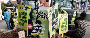 Biberach an der Riß: Plakate mit der Aufschrift „Wahllügen“ stecken während einer Demonstration vor der Stadthalle zum politischen Aschermittwoch der baden-württembergischen Grünen in einem Misthaufen.
