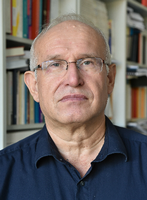 Der Politologe Jochen Franzke, aufgenommen in seinem Arbeitszimmer an der Universität Potsdam.