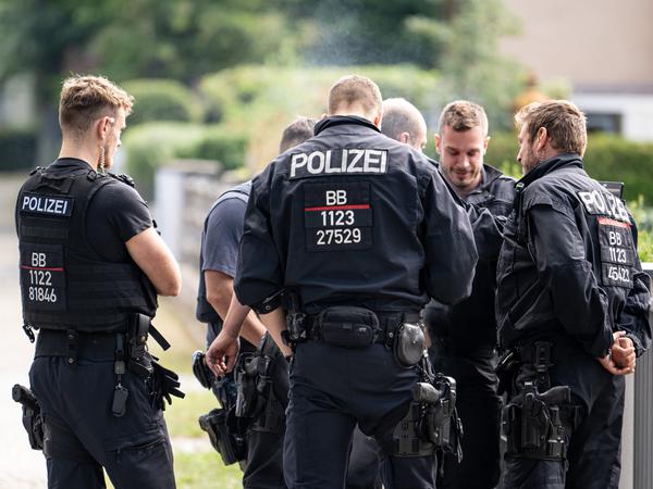 Polizisten koordinieren die Suche in einem Wohngebiet in Teltow.