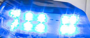 Ein Blaulicht leuchtet auf dem Dach eines Polizeiwagens (Archivbild).