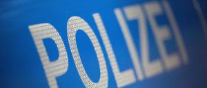 Der Schriftzug „Polizei“ auf der Karosserie eines Polizeifahrzeugs.. (Symbolbild)