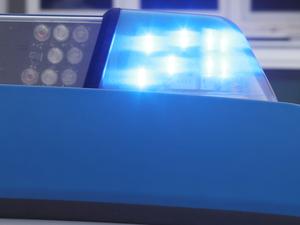 ARCHIV - 16.01.2024, Thüringen, Jena: Das blinkende Blaulicht an einem Dienstauto der Polizei. 