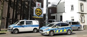 Polizeifahrzeuge stehen vor dem Don-Bosco-Gymnasium.