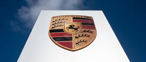 Das Logo der Porsche AG ist vor leicht bewölktem Himmel in Stuttgart.