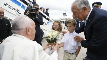 Der Papst ist da! Franziskus mit Portugals Präsident Marcelo Rebelo de Sousa.