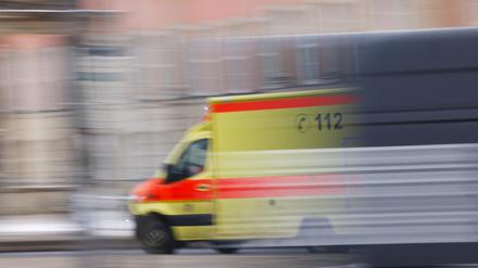 Symbolfoto von einem Rettungswagen in schneller Fahrt.