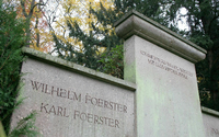 Die Grabstätte von Vater Wilhelm und Sohn Karl Foerster auf dem Bornimer Friedhof. 