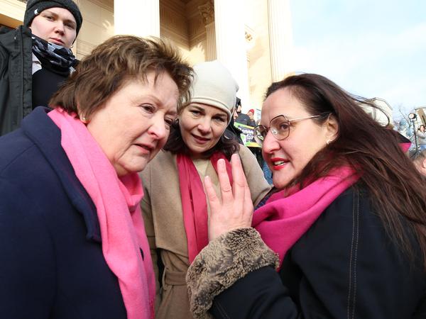 Außenministerin Annalena Baerbock (Grüne, M.) sprach vor der Nikolaikirche mit Brandenburgs Kulturministerin Manja Schüle (SPD, r.) und Neu Fahrlands Ortsvorsteherin Carmen Klockow.
