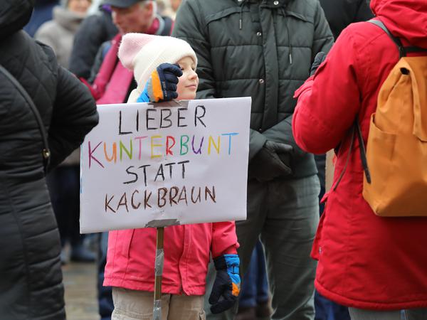 Eins von vielen Plakaten, die auf der Demonstration am Sonntag in Potsdam zu sehen waren.
