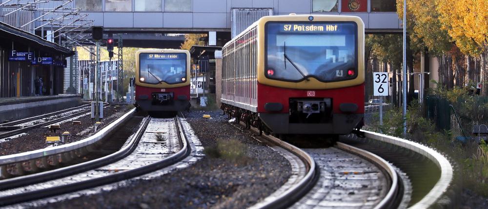 In der S-Bahn in Potsdam kam es zu einem Überfall auf einen 18-Jährigen.