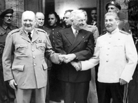 Winston Churchill, Harry S. Truman und Josef Stalin während der Postdamer Konferenz vor Schloss Cecilienhof. 