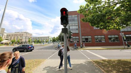 Potsdams fußgängerfreundliche KI-Ampel an der Kreuzung Kiepenheuerallee/Georg-Hermann-Allee. Seit Juni wird eine Potsdamer Kreuzung durch Künstliche Intelligenz überwacht, die Ampelphasen je nach Verkehrsaufkommen anpasst. Das System kann auch vor Kollisionen warnen - doch das ist noch Zukunftsmusik.