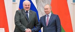 Wladimir Putin (r), Präsident von Russland, und Alexander Lukaschenko, Präsident von Belarus, geben sich nach einer gemeinsamen Pressekonferenz nach ihren Gesprächen im Kreml die Hand. 