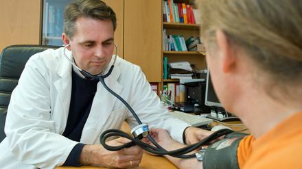 In den ländlichen Regionen Brandenburgs fehlen Ärzte. Ein Stipendium soll angehende Mediziner in die Peripherie locken.