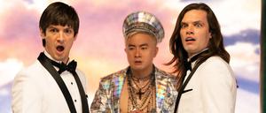 Musicalhochzeit. Craig (Josh Sharp, l.), Gott (Bowen Yang) und Trevor (Aaron Jackson) in „Dicks“.