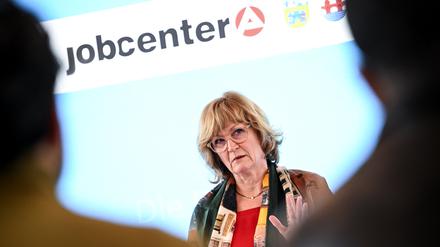 Ramona Schröder, Vorsitzende der Geschäftsführung der Regionaldirektion Berlin-Brandenburg der Bundesagentur für Arbeit, bei der Pressekonferenz am Mittwoch.