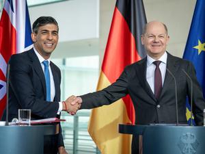 Bundeskanzler Olaf Scholz und Rishi Sunak, Premierministers des Vereinigten Königreichs, geben sich am Ende der Pressekonferenz am 24.04.2024 in Berlin die Hand.