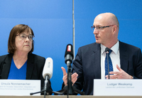 Gesundheitsministerin Ursula Nonnemacher (Grüne) und Oberhavel-Landrat Ludger Weskamp (SPD) bei der Pressekonferenz zum ersten Brandenburger Corona-Fall am 3. März 2020.