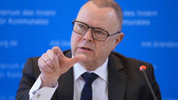 Brandenburgs Innenminister Michael Stübgen (CDU) rechnet im Brandenburger Wahljahr mit einem Rekord der erfassten politisch motivierten Kriminalität. 