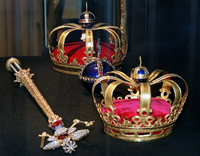 Krone, Zepter und Reichsapfel des Preußenkönigs Friedrich I. sowie die Krone seiner Gemahlin, Sophie Charlotte.
