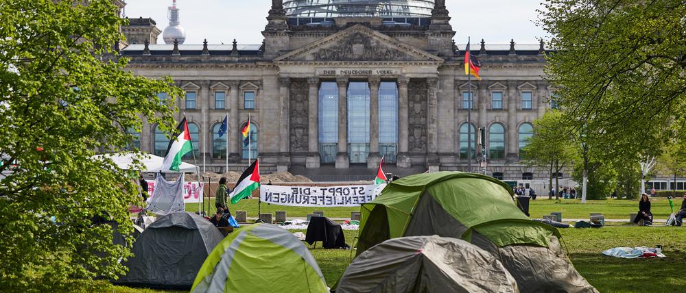 Seit dem 8. April haben Pro-Palästina-Aktivisten ein Protestcamp vor dem Reichstagsgebäude aufgebaut. Unter dem Motto „Besetzung gegen Besatzung“ möchten sie die „aktive Rolle Deutschlands beim Krieg in Gaza“ kritisieren. (Archivbild)