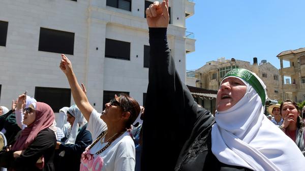 Demonstrators gesture during a protest in support of Palestinians in Gaza, amid the ongoing conflict between Israel and the Palestinian Islamist group Hamas, outside Al Kalouti mosque near the Israeli embassy in Amman, Jordan April 19, 2024. REUTERS/Jehad Shelbak