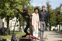 Künstler Rainer Opolka und Lea Rosh, Vorsitzende des Förderkreises Denkmal für die ermordeten Juden Europas und die den Hitlergruß zeigende Wolfsskulptur. 