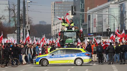 27.02.2024, Polen, Warschau: Bauern demontrieren in Warschau. Mit einem Sternmarsch in Warschau wollen die Bauern auf ihre Lage aufmerksam machen. Der Protest richtet sich gegen die EU-Agrarpolitik, aber auch gegen die Einfuhr günstiger Agrarprodukte aus der Ukraine. Foto: Leszek Szymanski/PAP/dpa +++ dpa-Bildfunk +++
