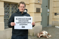Jens Vogt von der Tierrechtsorganisation Peta vor dem Brandenburger Landwirtschaftsministerium.