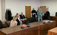 Die drei Angeklagte mit ihren Anwälten bei der Verhandlung vor dem Landgericht Potsdam am 27. Januar 2020.