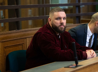 Patrick Losensky, bekannt unter dem Künstlername "Fler", sitzt als Angeklagter in einem Gerichtssaal.