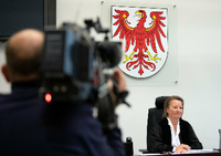 Barbara Speidel-Mierke, Vorsitzende Richterin, wartet im Saal 1 des Amtsgerichtes Oranienburg vergeblich auf den Angeklagten und dessen Anwalt.
