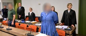Die Angeklagte Andrea Tandler (3.v.r) an ihrem Platz im Gerichtssaal vor ihren beiden Anwältinnen Cheyenne Blum (2.v.r) und Sabine Stetter (r). 