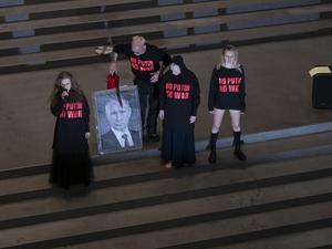 Die russische Band Pussy Riot hat im Rahmen der Flatz-Retrospektive in der Pinakothek der Moderne  ihre Abneigung gegen Präsident Putin kundgetan.