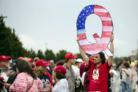 Der Buchstabe «Q» steht auch für die Verschwörungserzählung der QAnons. Foto: Christoph Soeder/dpa