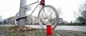 29.12.2020, Berlin - Deutschland. Am Savignyplatz erinnert ein Geisterfahrrad an einen im Straßenverkehr getöteten Radfahrer.