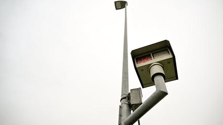 Eine Radarfalle steht an einer Straße. In Italien werden künftig keine Blitzerfotos mehr verschickt. 
