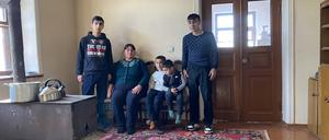Raissa Khachanyan mit Verwandten in ihrer kleinen Wohnung