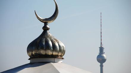 Berlin, Berlin, Dein Herz kennt keine Mauern: Während des Ramadan kommen sich nichtmuslimische Pflegemutter und muslimischer Pflegesohn noch näher.