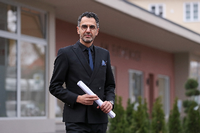 Der Architekt Ramin Aminian vor seinem jüngsten Projekt "Am Eichenhof". 
