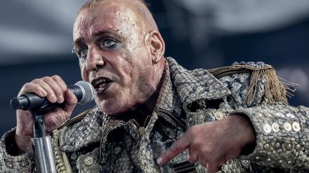 Till Lindemann, Frontsänger von Rammstein, tritt beim Konzert der Band Rammstein im Olympiastadion auf. Rammstein-Sänger Till Lindemann hat auf dem Weg zum Tour-Konzert in Moskau das Steuer des Band-Flugzeugs selbst in die Hand genommen. (Zu dpa "Rammstein-Sänger steuert Flieger nach Moskau - Wieder LGBT-Zeichen?") +++ dpa-Bildfunk +++
rammstein0614
