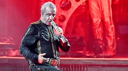 Till Lindemann, Frontsänger der Band Rammstein, steht 2022 bei einem Konzert in Düsseldorf auf der Bühne.