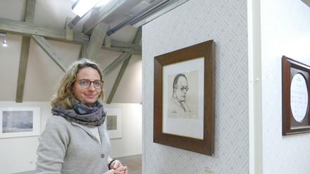 Franziska Siedler und eines ihrer Lieblingsstücke in der Ausstellung. Ein Porträt von Max Taut, das er selbst signiert hat. Es stammt von Emil Wilhelm Stumpp.