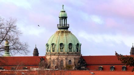 Blick auf die Kuppel des Potsdamer Rathauses an der Friedrich-Ebert-Straße.